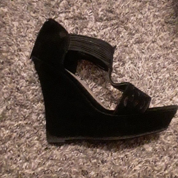 Heels - Picture 2 of 2